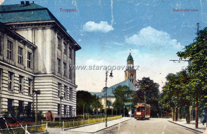 janska (9).jpg - Počátek ulice s příjíždějící tramvají, vlevo dnešní knihovna. Pohlednice z roku 1914.